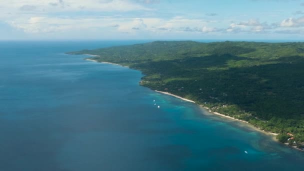 Вид Воздуха Четыре Лодки Наслаждающиеся Тропическим Островом Пляжем Открытом Океане — стоковое видео