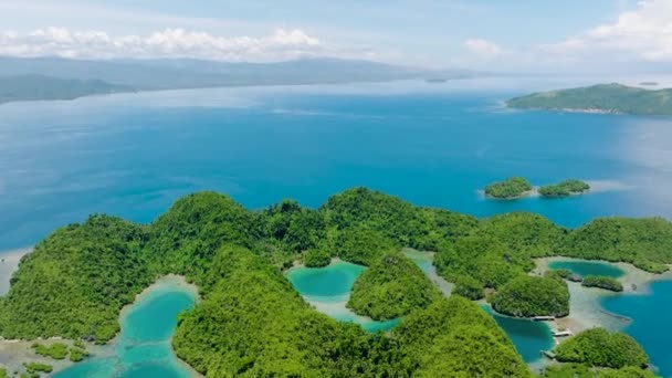 ラグーンと島の熱帯の風景 スカイラインの下にターコイズブルーの水と深い青い海 フィリピンのミンダナオ島 — ストック動画
