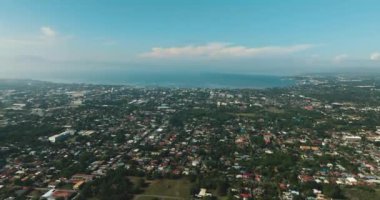 Filipinler 'in SOCCSKSARGEN bölgesindeki birinci sınıf kentleşmiş şehrin havadan görünüşü. Mindanao 'daki şehir manzarası.