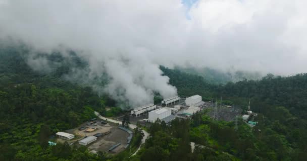 Horský Les Geotermální Stanicí Párou Trubkami Výroba Obnovitelné Energie Elektrárně — Stock video