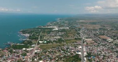 Mahalledeki modern binalar. General Santos Şehri. Mindanao, Filipinler. Şehir manzarası. Üst hava görüntüsü.