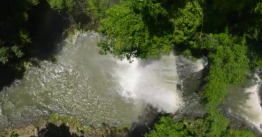 Sebu Gölü 'nün şelalesinden uçuyor. Ormanda güzel çağlayanlar. Mindanao, Filipinler.