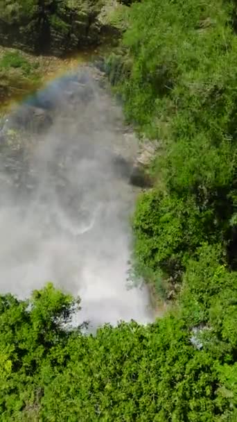 霧が発生した美しいカスケードで滝を飛んでいます 水しぶきの上に虹 東門七滝 フィリピンのミンダナオ島 垂直表示 — ストック動画
