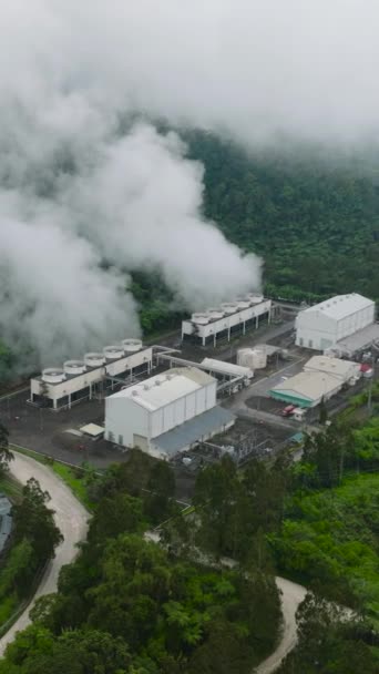 Widok Góry Elektrowni Geotermalnej Parą Wodną Rurami Produkcja Energii Odnawialnej — Wideo stockowe