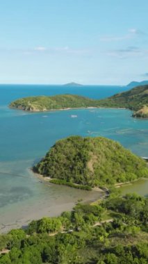 Uyuyan dinozor formasyonunda tropik bir ada. Mindanao, Filipinler. Yaz ve seyahat konsepti. Dikey görünüm.