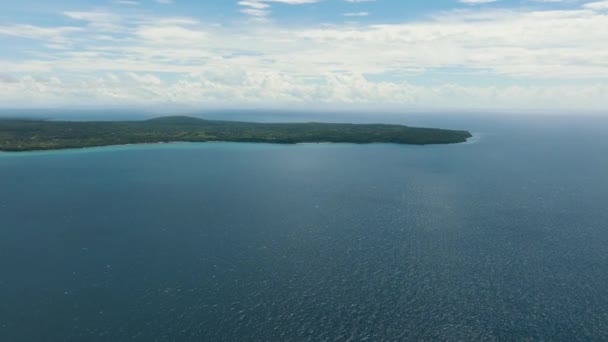 Αερομεταφερόμενη Θέα Ενός Υγιούς Τροπικού Νησιού Που Περιβάλλεται Από Καταγάλανα — Αρχείο Βίντεο