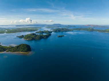 Tropik ada ve mavi deniz. Mindanao, Filipinler. Yaz ve seyahat konsepti.