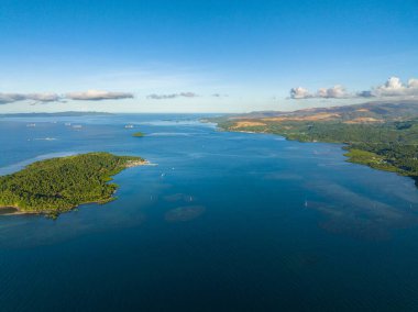 Açık okyanustaki tropik adanın güzel drone görüntüsü. Mindanao, Filipinler.