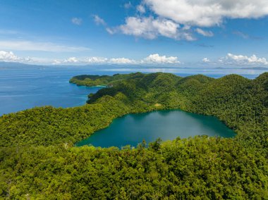 Bucas Grande 'deki güzel göl. Mavi gökyüzü ve bulutlar. Turkuaz su yüzeyi. Surigao del Norte. Mindanao, Filipinler.