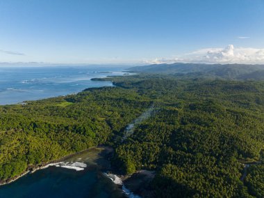 Tropik Manzara 'nın en üst görüntüsü. Mavi gökyüzü ve okyanus dalgaları. Surigao del Sur. Mindanao, Filipinler.