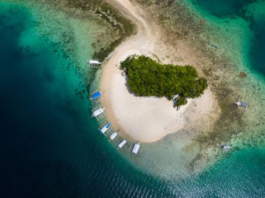 Tropikal adanın güzel kumlu plajı. Mindanao, Filipinler.
