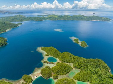 Tropik adadaki turkuaz göl ve plaj manzarası. Tinago Adası. Mindanao, Filipinler.