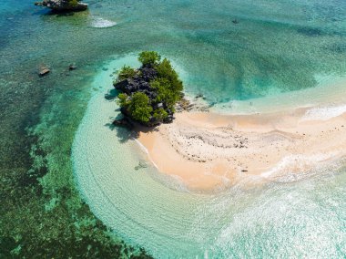 Tropikal ada ve turkuaz deniz suyunda dalgaların olduğu güzel kumsalın hava araştırması. Millari Adası. Mindanao, Filipinler. Yaz ve seyahat konsepti.