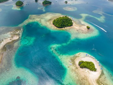 Britanya Adaları Grubu 'nun üzerinde uçuyorlar. Surigao del Sur. Mindanao, Filipinler.
