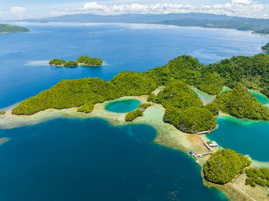 Güzel derin mavi deniz suyu ve Tropikal Ada 'nın gölleri. Kumsal mavi gökyüzü ve bulutlar. Mindanao, Filipinler.