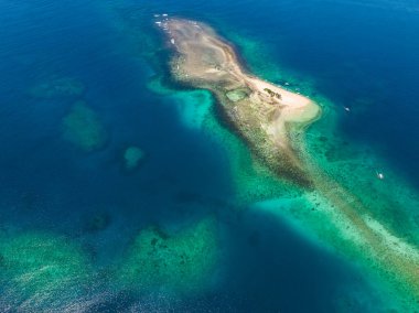Hagonoy Adası 'nda palmiye ağaçları olan güzel kumlu sahilde hava araştırması. Britanya Adası. Mindanao, Filipinler.