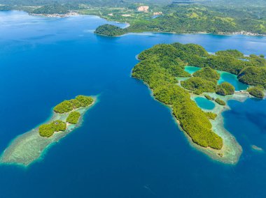 Bangkay Adası ve Tinago Adası 'nın tropik adaları. Tagana-an, Filipinler. Mindanao. Yaz ve seyahat konsepti.