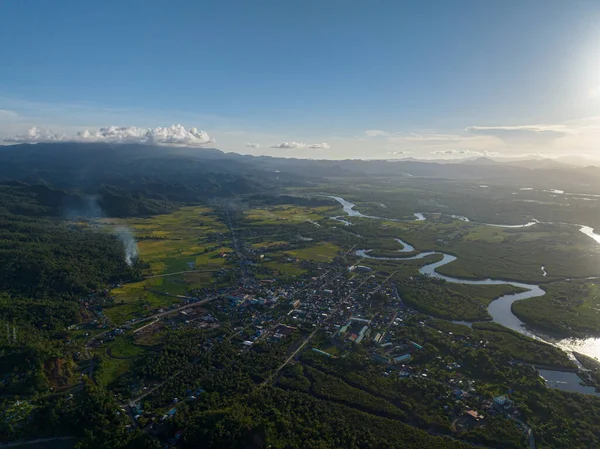 Tropikal Ada 'da güneş ışığıyla güzel bir nehir manzarası. Mindanao, Filipinler.