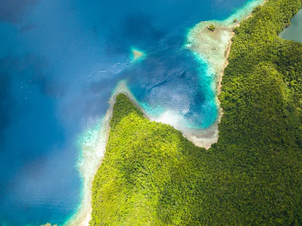 Kumsalın ve turkuaz suyun hava aracı. Yaz ve seyahat tatili konsepti. Sohoton Koyu. Mindanao, Filipinler.