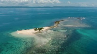 White sand Beach Hagonoy Adası 'na ilerliyoruz. Britanya Adaları Grubu. Mindanao, Filipinler.