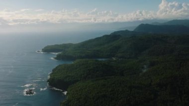 Bu tropikal manzaranın muhteşem bir üst görüntüsü. Surigao del Sur, Mindanao, Filipinler.