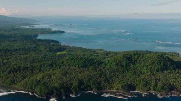 美しい熱帯の島の上からの眺め 波と青い海 旅行のコンセプト スリガオ スール フィリピンのミンダナオ島 — ストック動画