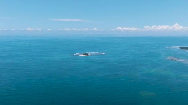 Denizin Üzerinde Uçuyor Mavi Deniz Bulutlu Gökyüzü Yaz Seyahat Tatili — Stok video