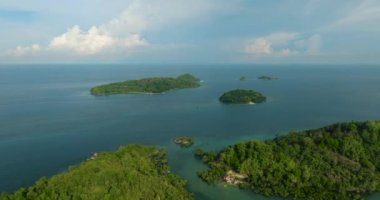 Adalar ve Mavi Deniz 'in üzerinde uçuyorlar. Mavi gökyüzü ve bulutlar. Bir zamanlar Zamboanga 'da Islas vardı. Mindanao, Filipinler.