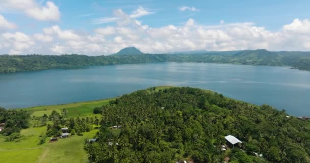 Летают Над Сельскохозяйственными Землями Рисовыми Полями Озером Дапао Минданао Филиппины — стоковое видео
