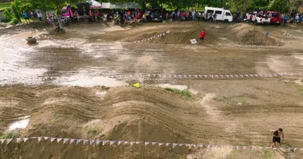 フィリピンのザンボアンガ 5月12日 高速道路脇の泥だらけの土地でのモータークロス競技 ミンダナオ島 — ストック動画