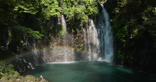 Cascada Arco Iris Selva Tropical Montaña Tinago Falls Mindanao Filipinas — Vídeos de Stock