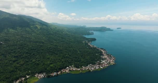 Vista Aérea Drone Aldeias Costa Lago Montanha Com Selva Floresta — Vídeo de Stock