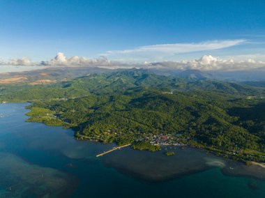 Tropik adanın güzel dağ manzarası. Açık mavi gökyüzü ve bulutlar. Mindanao, Filipinler.