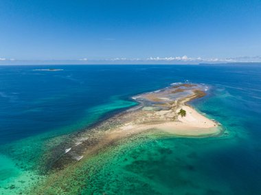 Hagonoy Adası 'nın havadan kartal bakışı görüntüsü. Britanya Adaları Grubu. Mindanao, Filipinler.