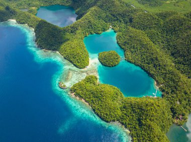 Tropikal Ada 'daki güzel göl. Kumsal ve turkuaz su. Bucas Grande Adası. Filipinler.