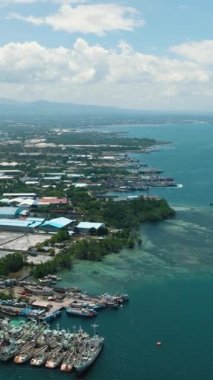 General Santos Şehri Balık Limanı 'ndaki Filipinli balıkçı teknelerinin üzerinden uçuyoruz. Mindanao, Filipinler. Dikey görünüm.