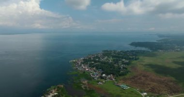 Lanao del Sur 'un göl kıyısındaki yerleşim köyünün havadan görünüşü. Mindanao, Filipinler.