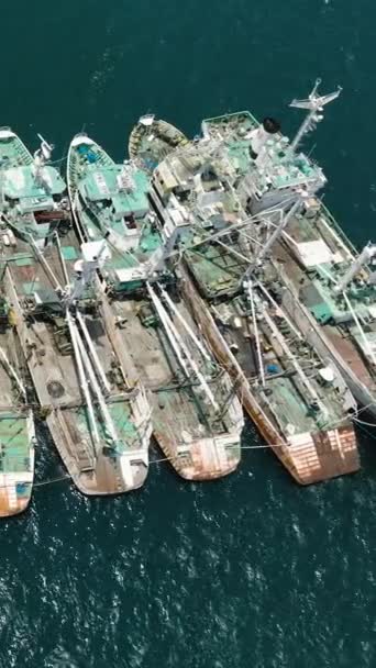 Вид Сверху Рыбацкие Лодки Отражением Солнечного Света Над Морем Генерал — стоковое видео