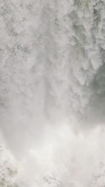 希孔阿罗的河流景观瀑布 塞布湖菲律宾棉兰老岛 垂直的观点 旅行的傻瓜 慢动作 — 图库视频影像