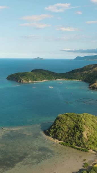 Laut Biru Dan Pulau Tropis Dengan Atol Air Pirus Bukit — Stok Video