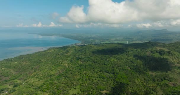 Beau Paysage Avec Collines Montagne Forêt Verte Ciel Bleu Nuages — Video