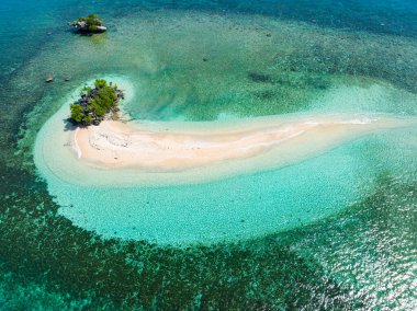 Dalgalar ve turkuaz su adası olan güzel kumsal manzarası. Millari Adası. Mindanao, Filipinler.