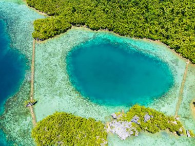 Tinago Adası 'nın içinde güzel turkuaz göller ve plajlar. Mindanao, Filipinler. Yaz ve seyahat konsepti.