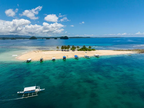 Hagonoy Island Beach 보트들의 아름다운 수리아가오 필리핀 민다나오 — 스톡 사진