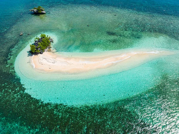 아름다운 모래사장의 꼭대기에는 파도와 청록색 바닷물 환초가 필리핀 민다나오 — 스톡 사진