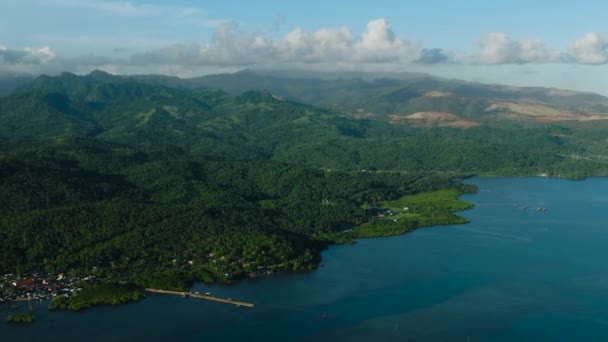 Vista Superior Isla Tropical Con Mar Azul Profundo Mindanao Filipinas — Vídeos de Stock