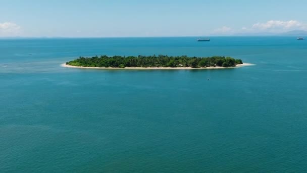 Тропический Остров Белым Прибрежным Пляжем Голубое Море Голубым Небом Минданао — стоковое видео
