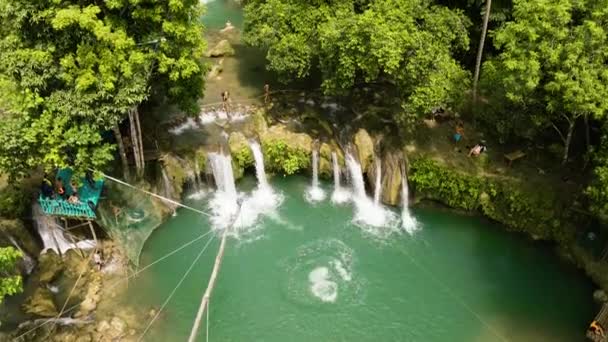 Siquijor Philippinen Februar Touristen Amüsieren Sich Cambugahay Wasserfällen Siquijor Philippinen — Stockvideo