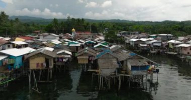 Zamboanga del Sur 'daki Gecekondu Stilt Evleri' nin deniz üzerindeki hava manzarası. Mindanao, Filipinler.
