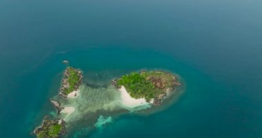 Beyaz plajlı tropik Islets arka planı ve masmavi su adası. Bir zamanlar Islas. Zamboanga, Filipinler. Mindanao..